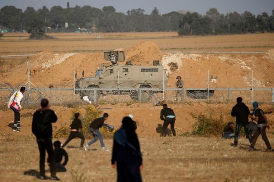 Ilustrativo: los palestinos se enfrentan a las fuerzas israelíes cerca de la frontera con Israel, al este de Khan Younis en el sur de la Franja de Gaza, el 12 de abril de 2019. (Said Khatib / AFP)