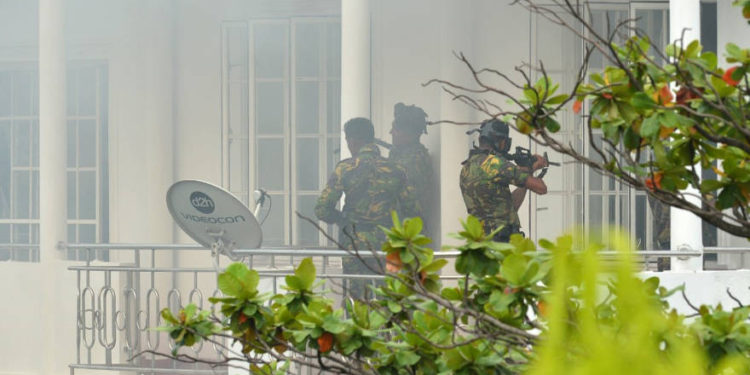 El personal de la Fuerza de Tareas Especiales de Sri Lanka (STF, por sus siglas en inglés) aparece en una foto afuera de una casa durante una redada, luego de una explosión suicida que mató a los agentes de policía que registraron la propiedad, en la capital Colombo el 21 de abril de 2019, luego de una serie de explosiones mortales en iglesias y hoteles (ISHARA S. KODIKARA / AFP)