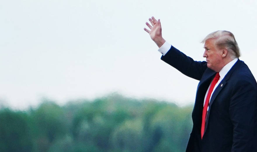 El presidente de los EE. UU., Donald Trump, se despide cuando sale de Air Force One cuando llega a la base aérea de Andrews en Maryland el 21 de abril de 2019. (MANDEL NGAN / AFP)
