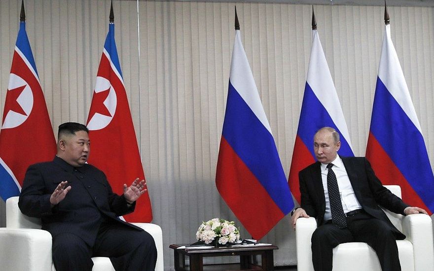 El presidente ruso, Vladimir Putin, a la derecha, se reúne con el líder norcoreano, Kim Jong Un, en el campus de la Universidad Federal del Lejano Oriente en la isla Russky en el puerto del este de Rusia, Vladivostok, el 25 de abril de 2019. (Sergei Ilnitsky / Pool / AFP)