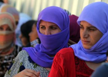 Las mujeres iraquíes de Yazidi hacen cola para obtener comida en el campamento de Bajid Kandala, cerca del río Tigris, en la provincia de Dohuk, en el occidente de Kurdistán, donde se refugiaron tras huir de los avances de los jihadistas del Estado Islámico en Irak el 13 de agosto de 2014. Crédito de la foto: AFP / AHMAD AL-RUBAYE)