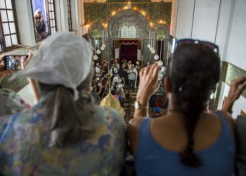 Judíos marroquíes y turistas judíos israelíes participan en las festividades de Simchat Torah en una sinagoga en el barrio judío "Mellah" de la Medina en Marrakech el 13 de octubre de 2017 .. (AFP PHOTO / FADEL SENNA)