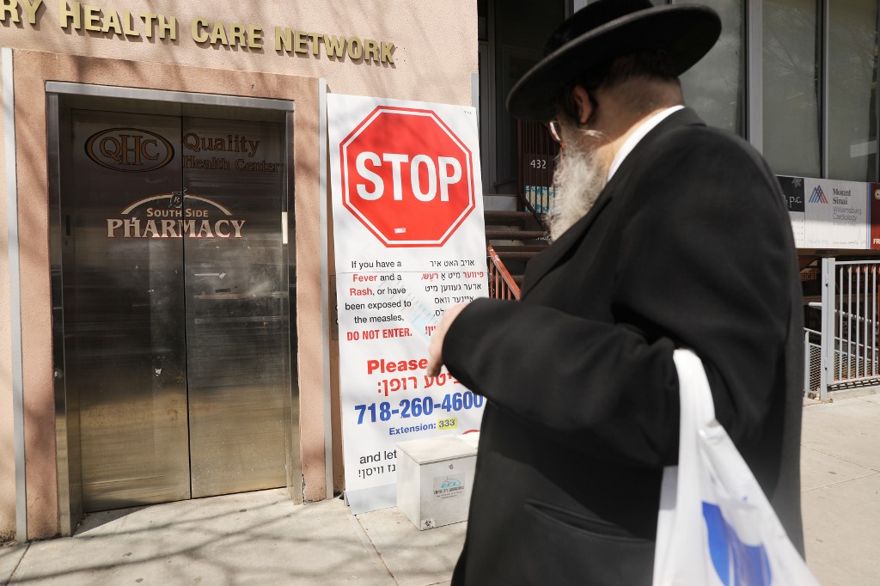 Un cartel advierte a las personas de sarampión en la comunidad judía ultraortodoxa en Williamsburg el 10 de abril de 2019 en la ciudad de Nueva York. (Spencer Platt / Getty Images / AFP)