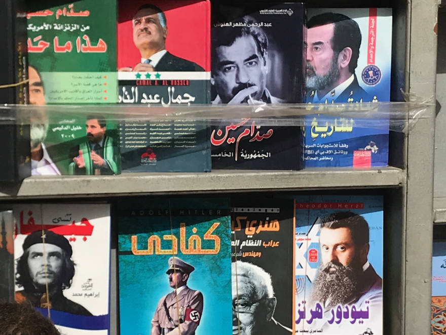 Libros aduladores y antisemitas sobre Hitler, Herzl, Saddam y Che a la venta en Amman, Jordania. 15 de febrero de 2019 - Adam Sacks