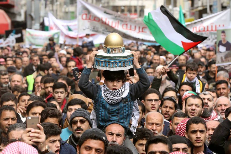 Un niño sostiene un modelo que representa la Cúpula de la Roca durante una protesta que marca el Día de la Tierra en Amman, Jordania, 29 de marzo de 2019 - MUHAMMAD HAMED / REUTERS