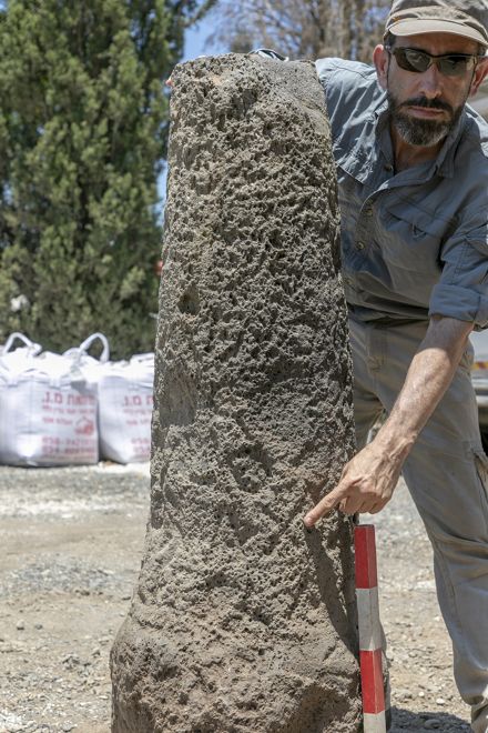 investigador de la Universidad de Haifa Dr. Michael Eisenberg inspecciona el hito romano en Moshav Ramot que lleva el nombre del emperador Maximino el Tracio. (Susita Excavación / Universidad Haifa)