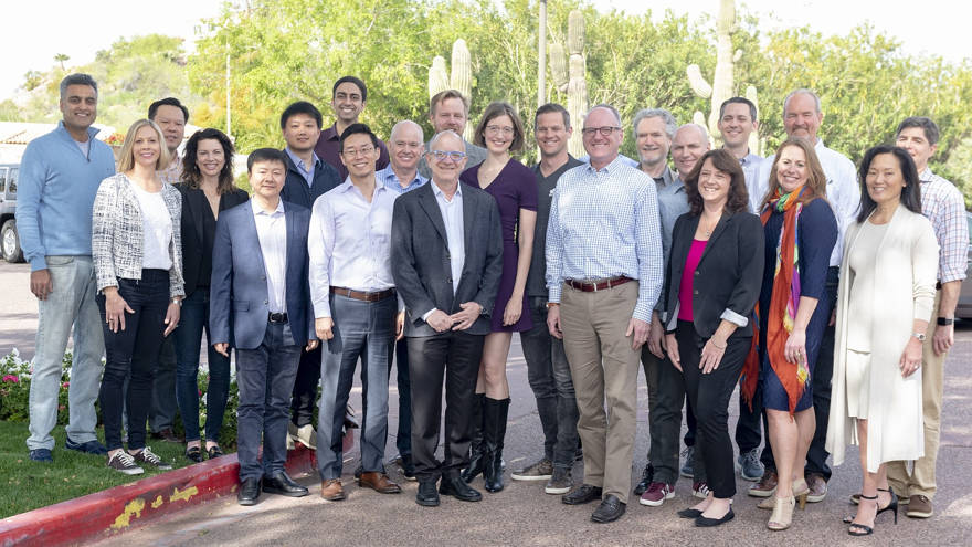 Los líderes de las 14 compañías que se unen a la cartera de Intel Capital posan con el presidente de Intel Capital, Wendell Brooks, en el Biltmore de Arizona, cuando se inicia la 19ª Cumbre anual de Intel Capital Global a partir del 1 de abril de 2019. (Crédito: Intel Corporation)