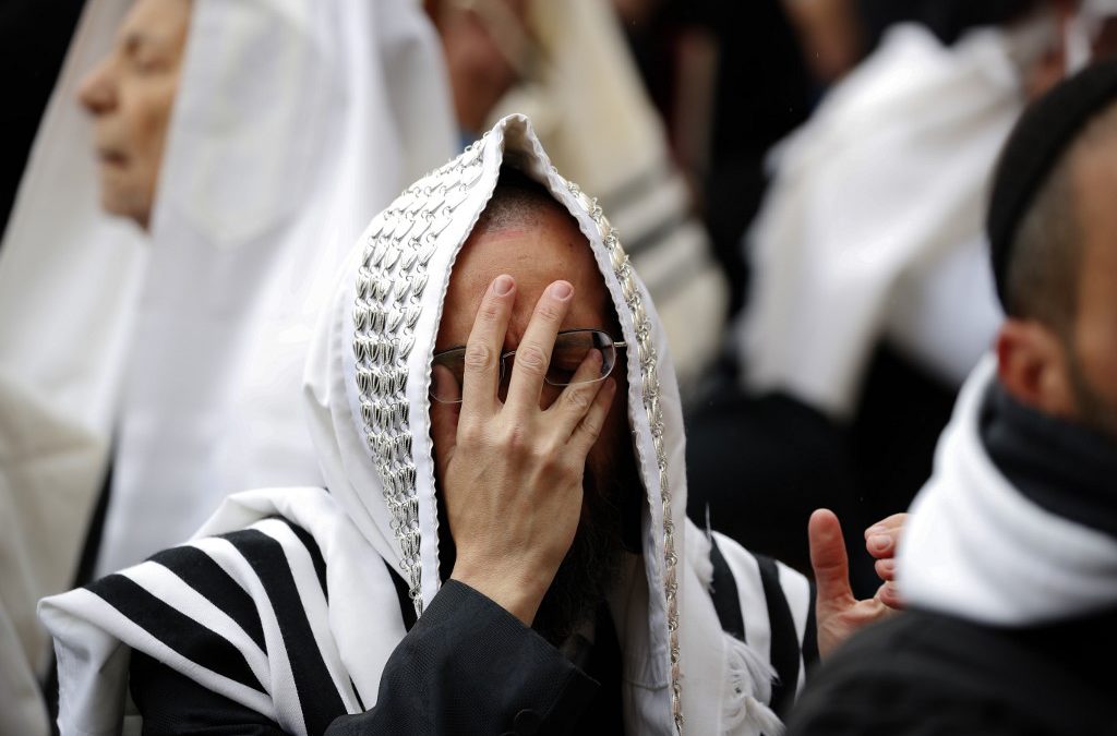 Un adorador judío que usa un manto de oración participa en la bendición sacerdotal durante la festividad de la Pascua en el Muro Occidental en la Ciudad Vieja de Jerusalén el 22 de abril de 2019. (Thomas COEX / AFP)