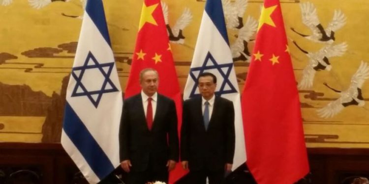 El primer ministro de China, Li Keqiang, y el primer ministro, Benjamin Netanyahu, asisten a una ceremonia de firma en el Gran Palacio del Pueblo en Beijing, el 20 de marzo de 2017. (Raphael Ahren / Times of Israel)