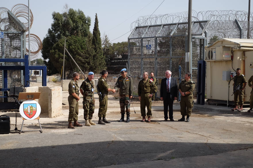 Soldados de las FDI y de la FNUOS en el cruce de Quneitra entre Israel y Siria en los Altos del Golán, que reabre después de cuatro años, el 15 de octubre de 2018. (Judah Ari Gross / Times of Israel)