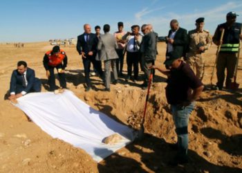 Miembros iraquíes de la Defensa Civil y funcionarios cubren los huesos de una fosa común descubierta de los kurdos al oeste de la ciudad de Samawa, Irak, el 14 de abril de 2019. Foto: REUTERS / Essam al-Sudani.