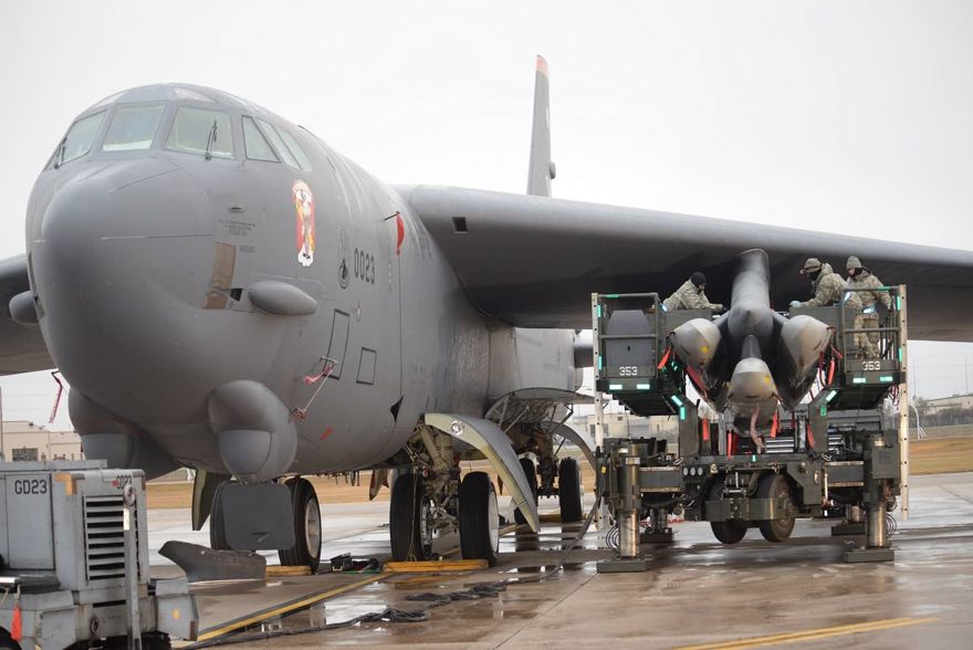 Los aviadores asignados al 5º Escuadrón de Mantenimiento de Aviones cargan los misiles de crucero lanzados por aire AGM-86 / B en el ala de una Stratofortress B-52H en la Base de la Fuerza Aérea de Minot, ND, 3 de noviembre de 2015, durante el Ejercicio Global Thunder 16. Foto por Aviador de 1ra clase Justin Armstrong