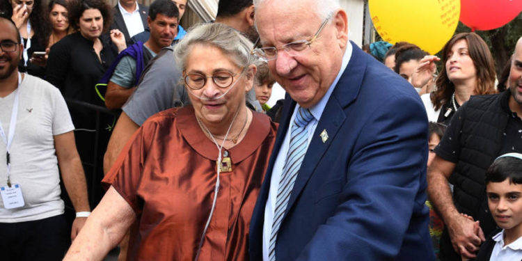 El presidente Rivlin y su esposa Nechama saludan a los israelíes en su Jerusalén Sukka. (Crédito de la foto: Mark Neiman / GPO)