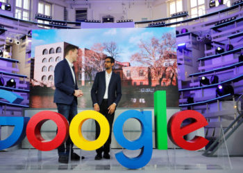 Sundar Pichai, CEO de Google, y Philipp Justus, vicepresidente de Google para Europa Central y los países de habla alemana, permanecen en un logotipo de Google durante la apertura de la nueva oficina de Google Berlin de Alphabet en Berlín, Alemania, 22 de enero de 2019 .. (Crédito de la foto : HANNIBAL HANSCHKE / REUTERS)