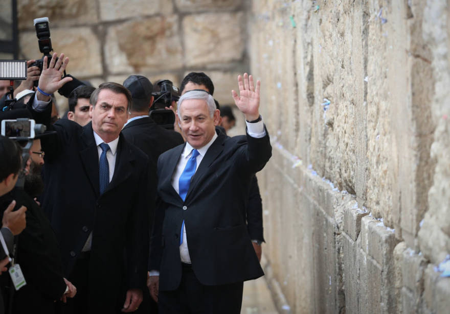 El primer ministro Benjamin Netanyahu con el presidente brasileño Jair Bolsonaro en el Muro Occidental el 1 de abril de 2019. (Crédito de la foto: YONATAN ZINDEL / FLASH 90)