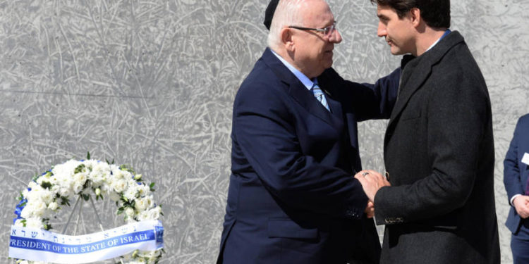 El presidente Rivlin depositó una ofrenda floral en el memorial del Holocausto en Ottawa, acompañado por el primer ministro Trudeau. (Crédito de la foto: Mark Neiman / GPO)