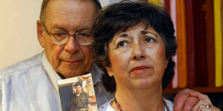 Miriam y Yoni Baumel sostienen una foto de su hijo Zachary Baumel, quien fue tomado prisionero de guerra en 1982, en Jerusalén el 7 de julio de 2003. (Crédito de la foto: FLASH90)