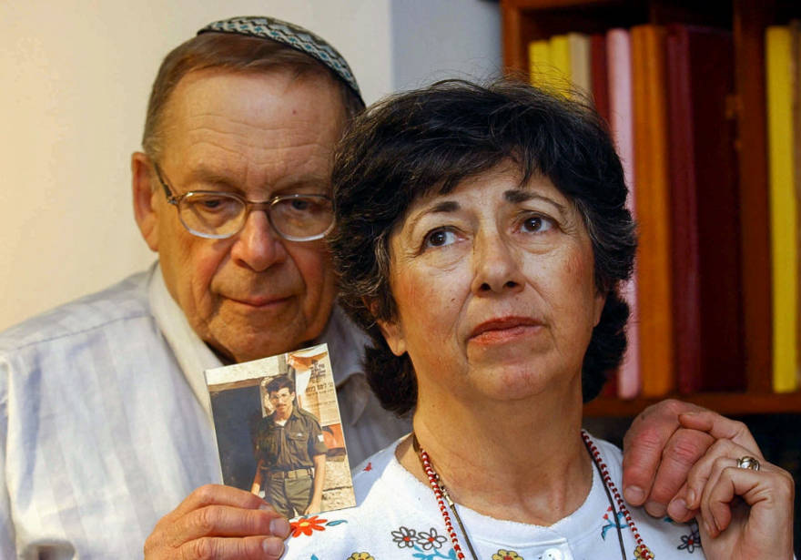 Miriam y Yoni Baumel sostienen una foto de su hijo Zachary Baumel, quien fue tomado prisionero de guerra en 1982, en Jerusalén el 7 de julio de 2003. (Crédito de la foto: FLASH90)