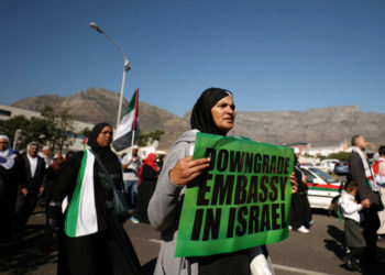 Los manifestantes piden la ruptura de las relaciones diplomáticas entre Sudáfrica e Israel durante una manifestación de 2018 en Ciudad del Cabo, Sudáfrica. (Crédito de la foto: MIKE HUTCHINGS / REUTERS)