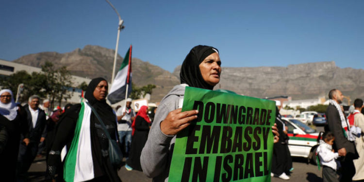 Los manifestantes piden la ruptura de las relaciones diplomáticas entre Sudáfrica e Israel durante una manifestación de 2018 en Ciudad del Cabo, Sudáfrica. (Crédito de la foto: MIKE HUTCHINGS / REUTERS)