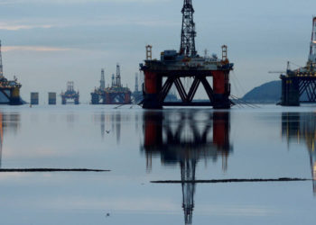 Plataformas de perforación en el Cromarty Firth cerca de Invergordon, Escocia. (Crédito de la foto: REUTERS)