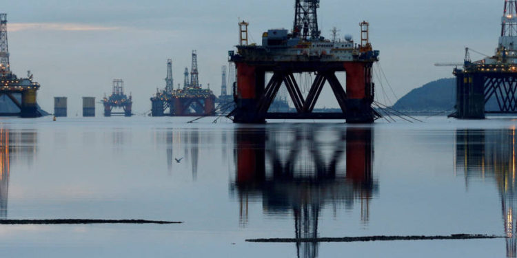 Plataformas de perforación en el Cromarty Firth cerca de Invergordon, Escocia. (Crédito de la foto: REUTERS)