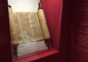 Rollo de la Torá de la sinagoga de Biella (Piamonte), Museo del Judaísmo y Holocausto de Italia. (Crédito de la foto: MUSEO DEL JUDAISMO ITALIANO Y EL HOLOCAUSTO)