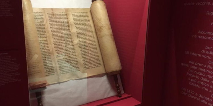Rollo de la Torá de la sinagoga de Biella (Piamonte), Museo del Judaísmo y Holocausto de Italia. (Crédito de la foto: MUSEO DEL JUDAISMO ITALIANO Y EL HOLOCAUSTO)