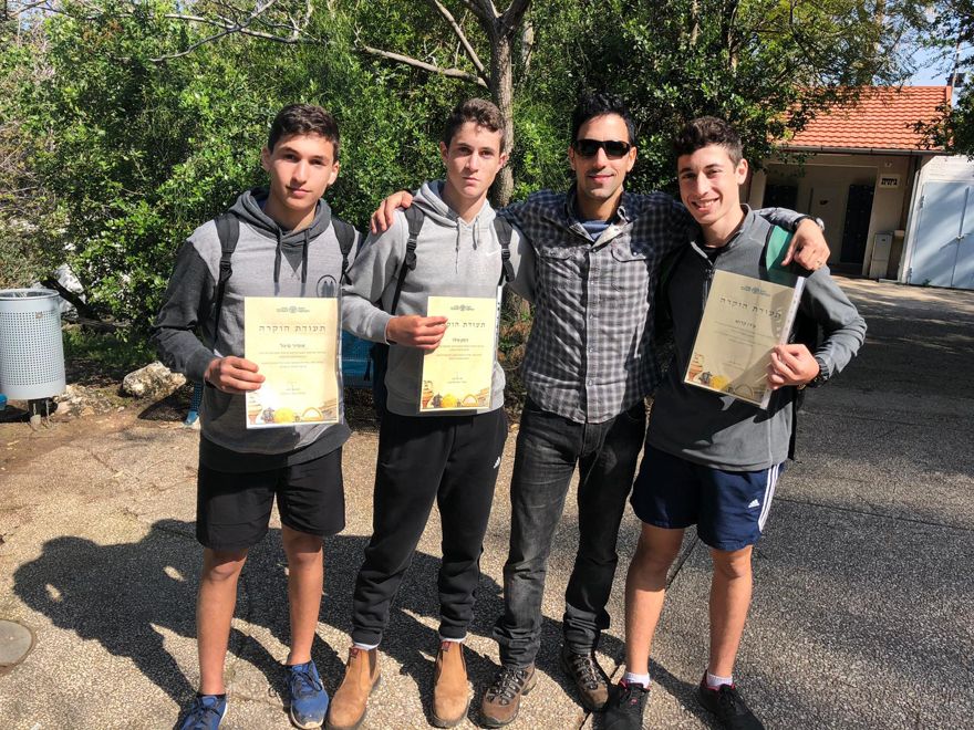 Los alumnos de secundaria de Haemeq Hamaaravi que encontraron la moneda de oro de la era bizantina de 1.600 años en febrero de 2019. (Suzi Frenkel / IAA)