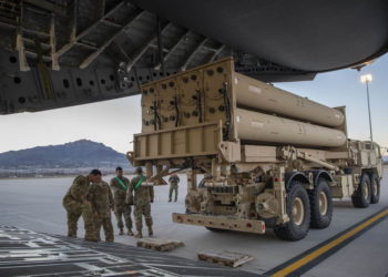 Una estación de lanzamiento de la Zona de Altitud Espacial de la Terminal del Ejército de los EE. UU. Se prepara para cargarse en un cuarto Escuadrón A-Lift C-17 Globemaster III en Fort Bliss, Texas, el 23 de febrero de 2019. Foto de Staff Sgt. Cory Payne