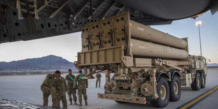 Una estación de lanzamiento de la Zona de Altitud Espacial de la Terminal del Ejército de los EE. UU. Se prepara para cargarse en un cuarto Escuadrón A-Lift C-17 Globemaster III en Fort Bliss, Texas, el 23 de febrero de 2019. Foto de Staff Sgt. Cory Payne
