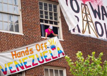 "Colectivo" chavista toma la embajada de Venezuela en Estados Unidos. (Foto: EFE)