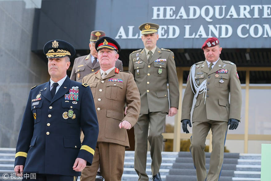 El comandante del Comando de Tierras Aliadas de la OTAN (LANDCOM), el teniente general John C. Thomson (L) y el teniente general Richard Cripwell (2a L) asistieron a una ceremonia para conmemorar el 70 aniversario de la OTAN en la sede del Comando de Tierras Aliadas de la OTAN.