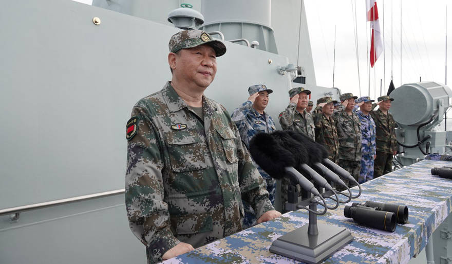 El presidente Xi Jinping analiza los buques de guerra de China en el desfile de la Armada del PLA del año pasado. Foto: Xinhua