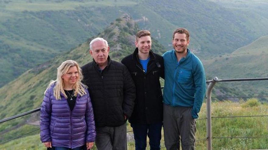 El primer ministro Benjamin Netanyahu con su familia en los Altos del Golán (Foto: GPO)