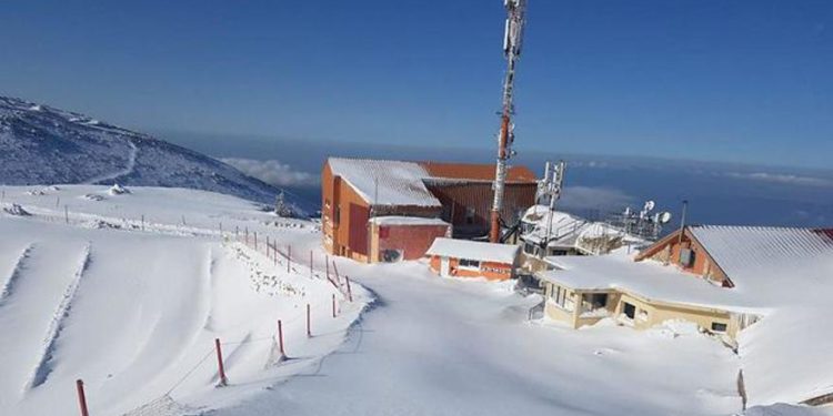 Monte Hermon cubierto de nieve el martes (Foto: Amir Abu Salah)