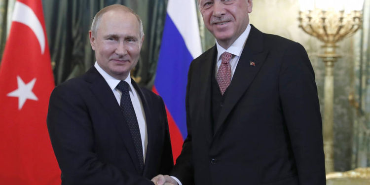 El presidente ruso, Vladimir Putin, a la izquierda, le da la mano al presidente turco, Recep Tayyip Erdogan, durante su reunión en el Kremlin en Moscú, Rusia, el lunes 8 de abril de 2019. (Maxim Shipenkov / Pool Photo via AP)