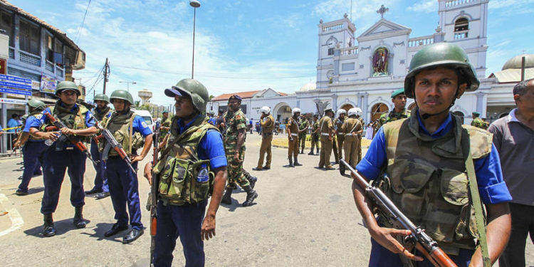 Soldados del Ejército de Sri Lanka aseguran el área alrededor del Santuario de San Antonio después de una explosión en Colombo, Sri Lanka, el domingo 21 de abril de 2019 (Foto AP / Chamila Karunarathne)