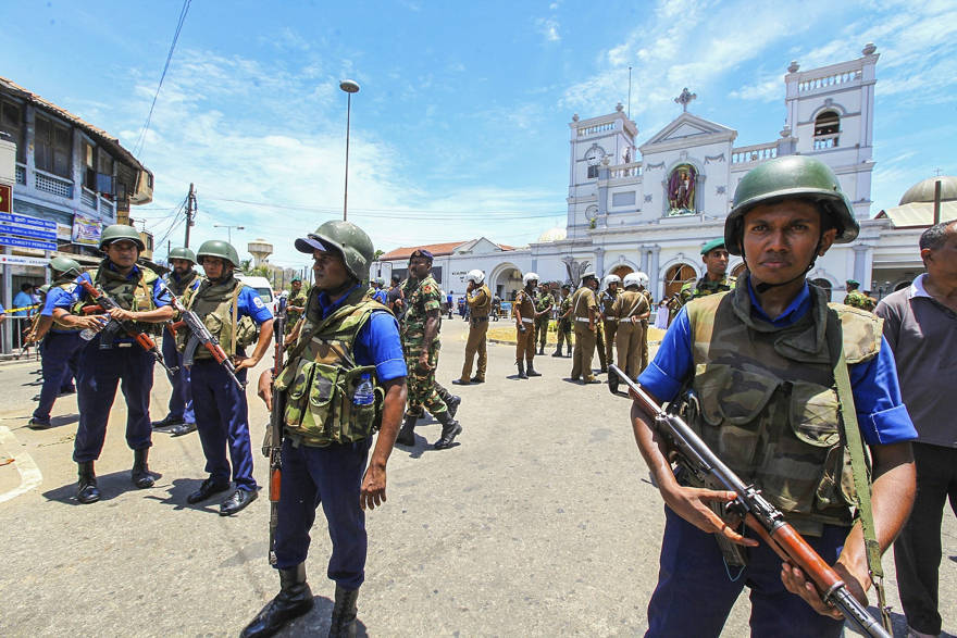 Soldados del Ejército de Sri Lanka aseguran el área alrededor del Santuario de San Antonio después de una explosión en Colombo, Sri Lanka, el domingo 21 de abril de 2019 (Foto AP / Chamila Karunarathne)