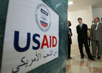 El cónsul general de Estados Unidos en Jerusalén, Jacob Walles (2ª R), examina las donaciones de USAID donadas a los palestinos en la ciudad de Ramallah en la Ribera Occidental el 10 de mayo de 2006. (Foto AP / Muhammed Muheisen)