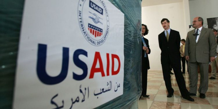 El cónsul general de Estados Unidos en Jerusalén, Jacob Walles (2ª R), examina las donaciones de USAID donadas a los palestinos en la ciudad de Ramallah en la Ribera Occidental el 10 de mayo de 2006. (Foto AP / Muhammed Muheisen)