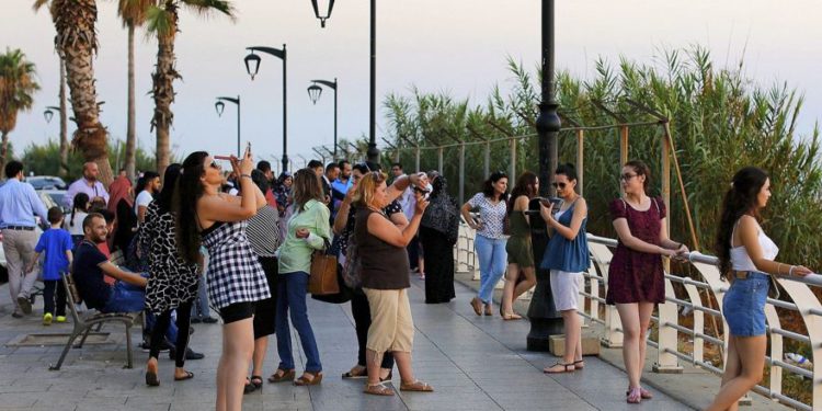 Los turistas toman fotos, mientras se pone el sol sobre el Mar Mediterráneo en Beirut, Líbano, el 30 de junio de 2017. (Foto AP / Hassan Ammar / Archivo)