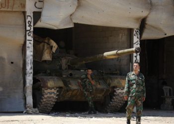 Soldados sirios montan guardia en su puesto militar en la entrada de la ciudad central siria de Rastan, provincia de Homs, Siria, martes 17 de julio de 2018. (AP Photo / Hassan Ammar)