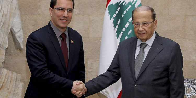 El ministro de Relaciones Exteriores de Venezuela, Jorge Arreaza, (izquierda), da la mano a su homólogo libanés, Gebran Bassil, en Beirut, el 3 de abril de 2014. (Dalati Nohra a través de AP)