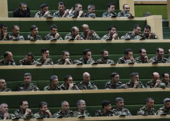 Un grupo de miembros del ejército iraní siguen los debates del parlamento en una gira con motivo del Día del Ejército el jueves, en Teherán, Irán, el martes 16 de abril de 2019. (AP Photo / Vahid Salemi)