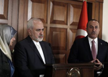 El ministro de Relaciones Exteriores de Turquía, Mevlut Cavusoglu, a la derecha, y el ministro de Relaciones Exteriores de Irán, Mohammad Javad Zarif, hablaron durante una conferencia de prensa conjunta en Ankara, Turquía, el 17 de abril de 2019. (AP Photo / Burhan Ozbilici)