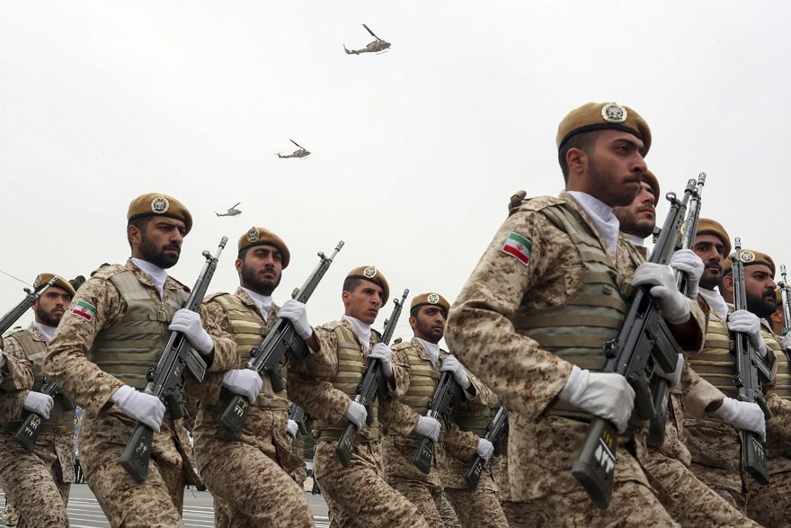 En esta foto publicada por el sitio web oficial de la oficina de la Presidencia iraní, las tropas marchan durante el desfile del ejército en conmemoración del Día del Ejército Nacional frente al santuario del fallecido fundador revolucionario, el Ayatolá Jomeini, a las afueras de Teherán, Irán, el 18 de abril de 2019. (Oficina de la Presidencia iraní a través de AP)