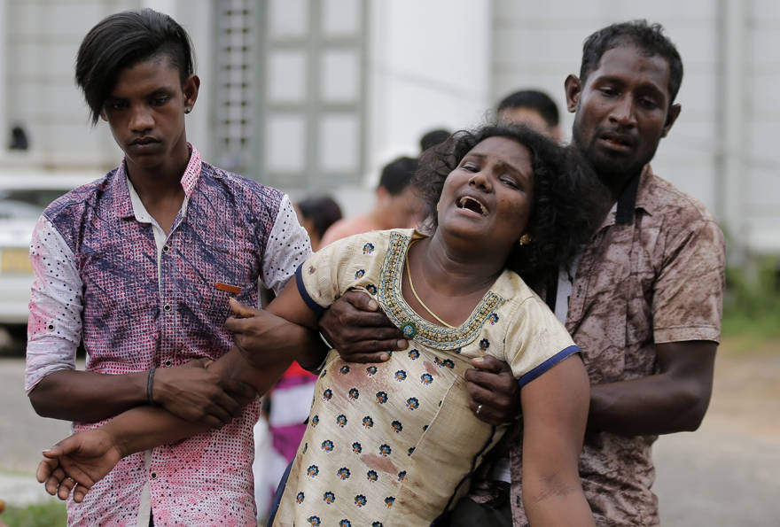 Familiares de una víctima de un bombardeo en una iglesia fuera de una morgue en Colombo, Sri Lanka, el domingo 21 de abril de 2019. Más de 200 personas murieron y cientos más resultaron heridas por ocho explosiones que sacudieron iglesias y hoteles en todo el país (Eranga Jayawardena / Foto AP)