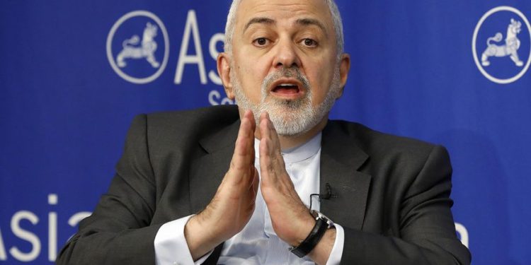 El ministro de Relaciones Exteriores de Irán, Mohammad Javad Zarif, habla en la Sociedad de Asia en Nueva York, el 24 de abril de 2019. (Foto de AP / Richard Drew)