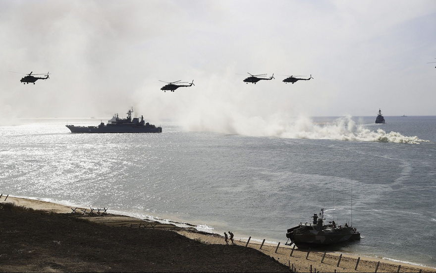 Los barcos y helicópteros de la marina rusa participan en una operación de aterrizaje durante los simulacros militares en la costa del Mar Negro de Crimea, el 9 de septiembre de 2016. (AP / Pavel Golovkin)